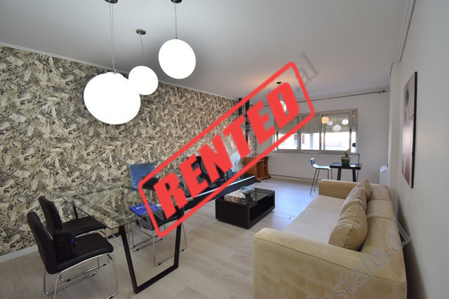 Apartament 1+1 me qera afer zones se Bllokut dhe Liqenit te Tiranes.

Shtepia ndodhet ne katin e 7